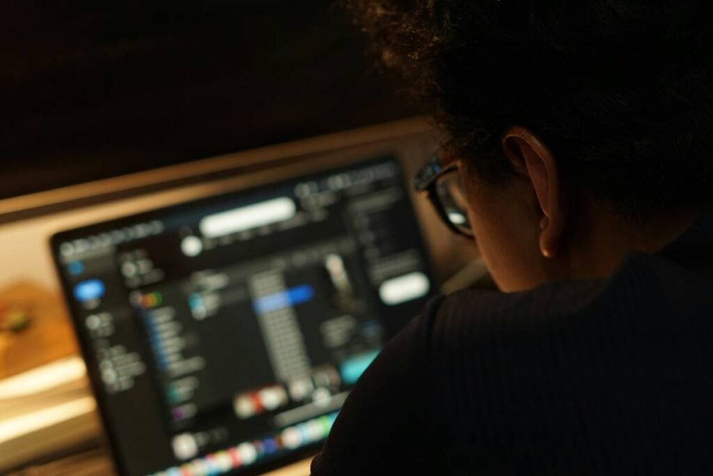 Audience Retention Hacks: How Top Creators Keep Viewers Glued (Without Selling Their Souls)