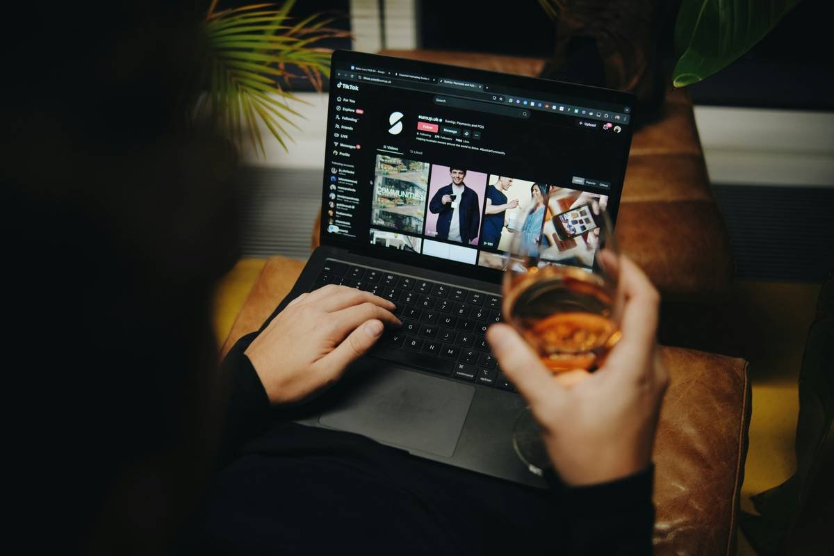 Infographic showing binge-watcher vs casual viewer: binge cohort watches 5.2 episodes/session, 89% completion rate, 3.2x ad impressions; casual watches 1.3 episodes/session, 52% completion, 1x impressions